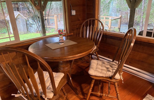 Rustic riverside cabin with easy access to town, trails and Mt Washington