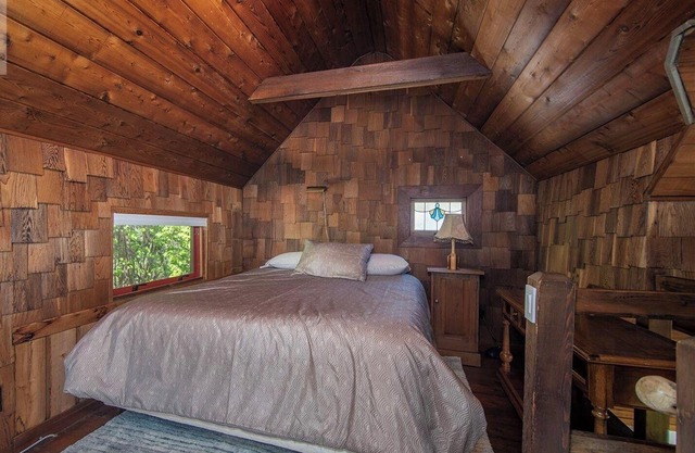 Rustic riverside cabin with easy access to town, trails and Mt Washington