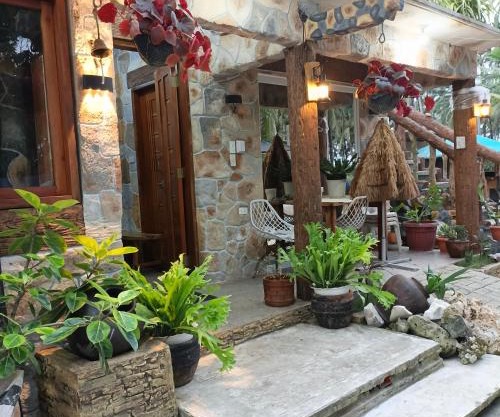 Rustic Stone House with Beach Access