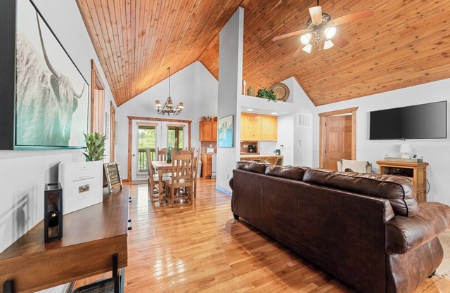 Rustic Stonebridge Cabin, near Silver Dollar City Pools>Golf>Lake>Nature