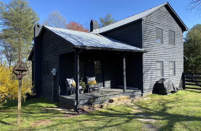 Rustic Cabin located on Ellendale Farm