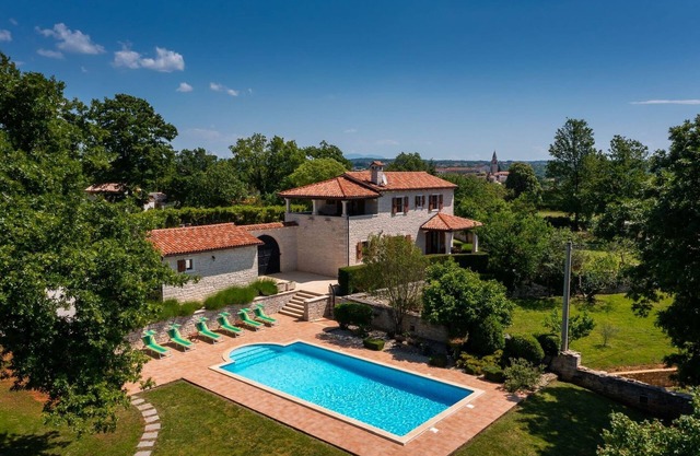 Rustic villa Catarina with pool in Tinjan