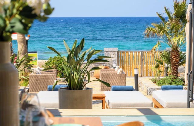 Sabbia Mare BeachFront Villa, steps from Dine&Shop