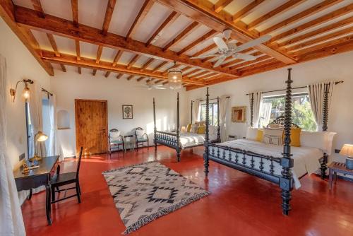 SaffronStays Satori Hornbill, Ultra Luxe two bedroom Villa on 8 Acres Estate, By The Mulshi Lake