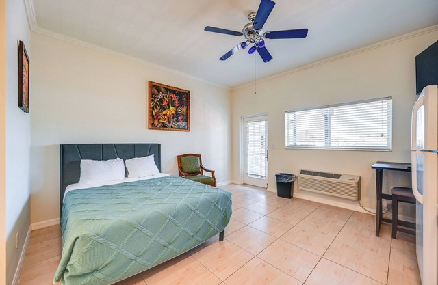 Sail + Soak: Naples Condo w/Heated Pool Access