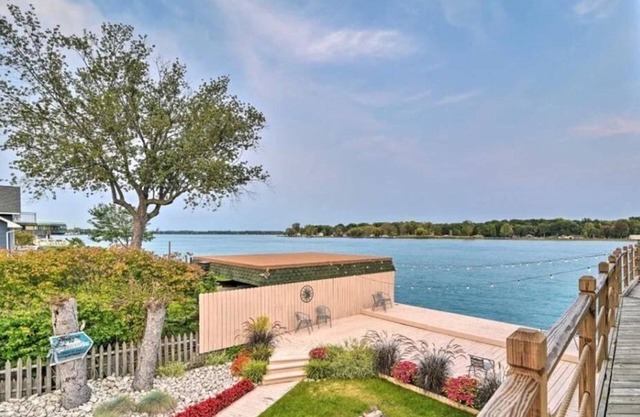 Saint Clair River front Retreat With 6 Beds - Enjoy Fishing-Kayak-Relax