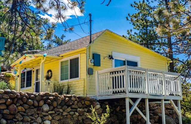 SALE! Cute cabin w/views, deck. Minutes to park