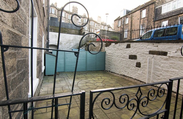 Salmond Place [427] is a Cosy one bedroom apartment in Abbeyhill Colonies.