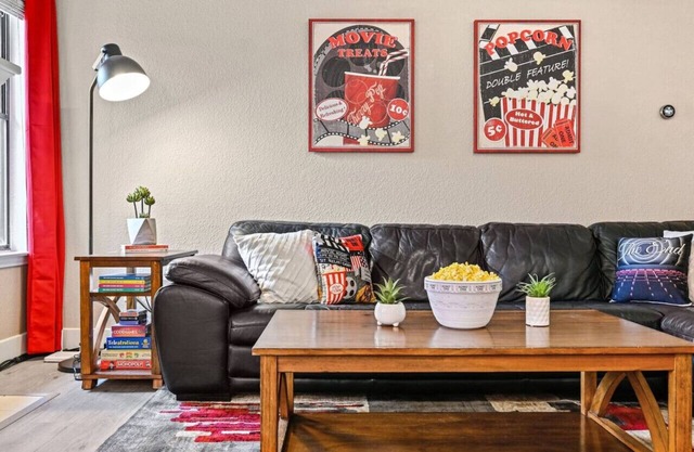 'Saloma Place' Pet-Friendly! Large yard! Work Space!