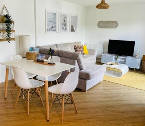 Salt Yard Apartment, Parking and Terrace, Whitstable