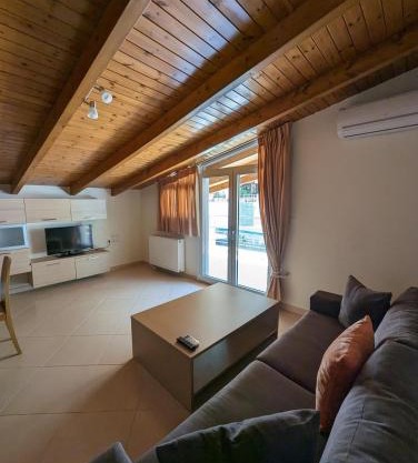 Samaras Apartments in Kamena Vourla