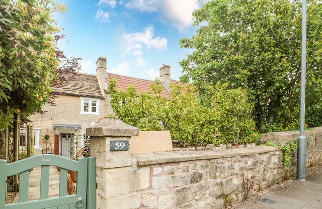 SAND FAIRY COTTAGE, pet friendly, character holiday cottage in Bath