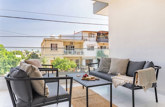 Sanders Cruise - Bright 2-Bdr Apt with 2 Balconies