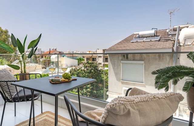 Sanders Cruise - Lovely Studio Apt with Balcony