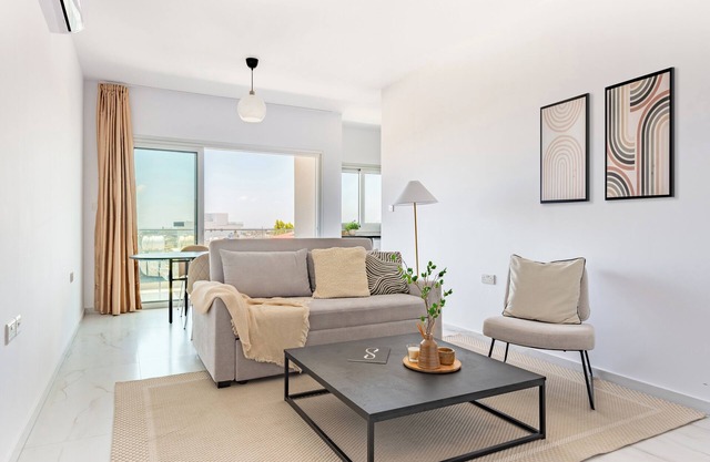 Sanders Cruise - Modern 1-Bdr Apt with Balcony