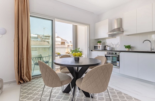 Sanders Cruise - Spacious Studio Apt with Balcony
