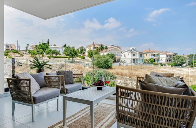 Sanders Elgio - Pleasant 2-Bdr Apt w Balcony