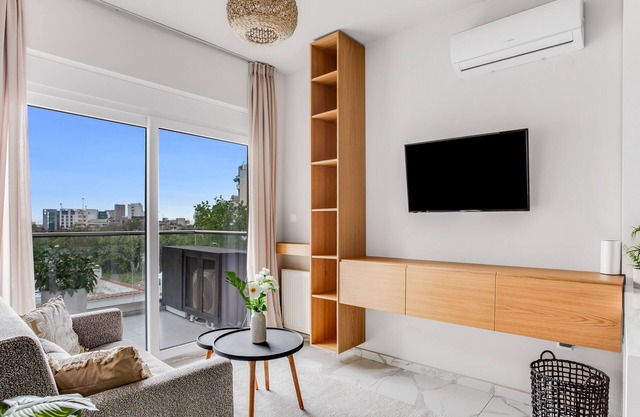 Sanders Old Port - Adorable 1-Bdr Apt with Balcony