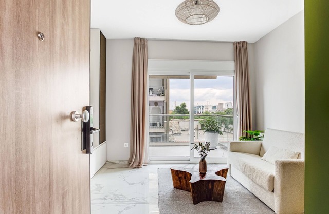 Sanders Old Port - Charming 1-Bdr Apt with Balcony