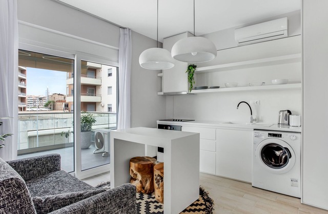 Sanders Old Port - Precious 1-Bdr Apt with Balcony