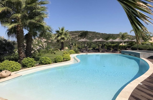 Sandy beach 500m away, air conditioning, swimming pool