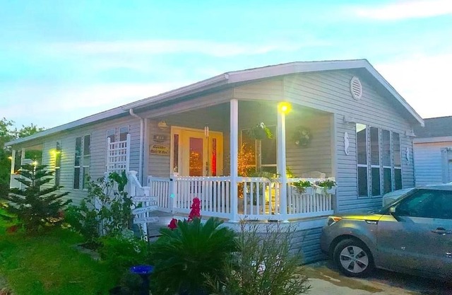 "Sandy Besos" Cozy Beachy Cottage, Sun, Surf & Sand! cottage