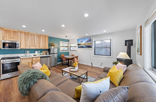 Sandy Cove on the North Shore -Lakeside Cottage w Private Pier + Beach, & HOA Amenities