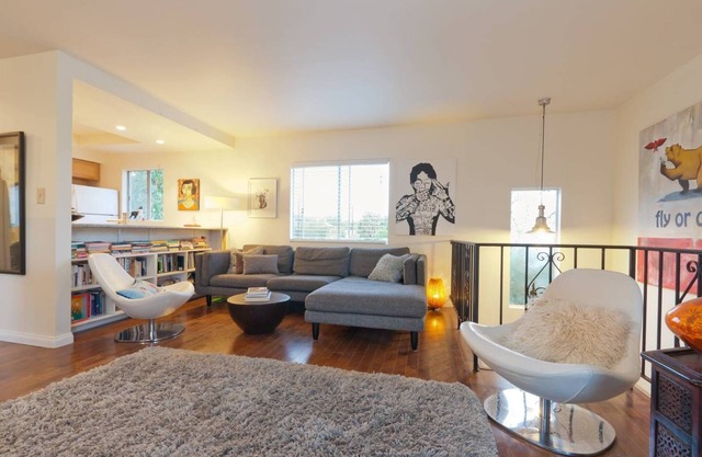 Santa Monica top floor apartment full of light
