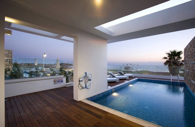 Sapphire Villa Sea Nearby Pool Sleeps 8