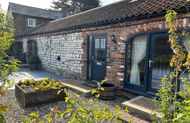 SARAH'S COTTAGE, pet friendly, with a garden in Flamborough