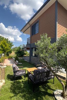 Sarosun Incisi Eriklide Bahceli Müstakil Villa