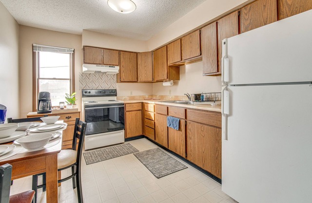 Savoy Apartment ~ 4 Mi to University of Illinois!