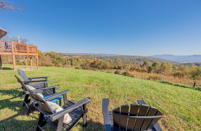 Scenic 4BR retreat with valley views, minutes from Blacksburg and Lane Stadium, sleeps 12