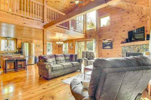 Scenic Franconia Cabin about 6 Mi to Cannon Mountain!