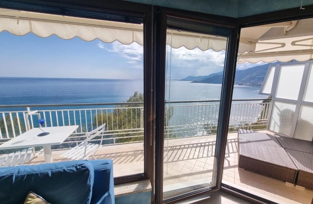 Sea and Monaco Charme view on the beach