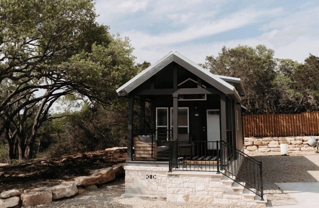 Sea Biscuit Cabin - Cabin sleeps up to 6 people. Pet friendly.