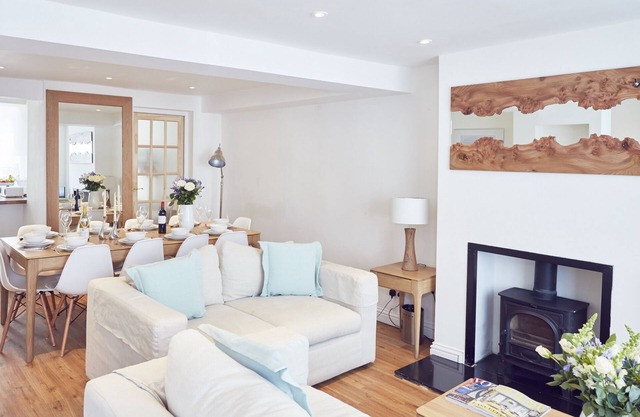 Sea Breeze 3 bed cottage with garden & parking (sleeps 10) by MyHolidayLet