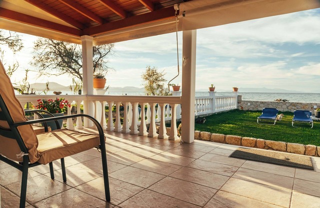 Sea Breeze Oasis-Tranquil Coastal Escape