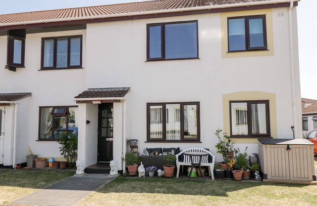 SEA BREEZE, pet friendly, country holiday cottage in Brean