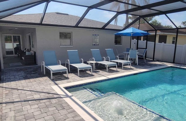 -Sea Coast Living At it's BEST, Heated pool, near beaches, shops, restaurants