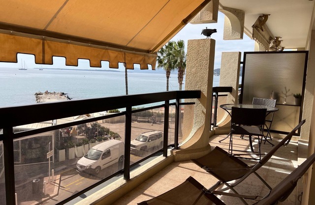 Sea front apartment in the center of Juan les Pins with underground parking