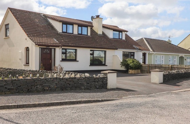 SEA PARK COTTAGE, pet friendly in Lahinch, County Clare