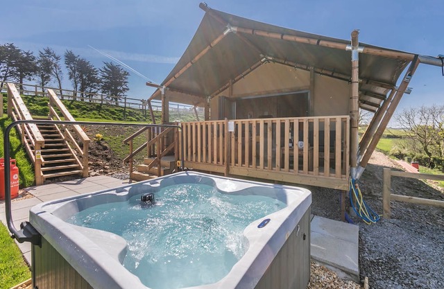 Sea View 2 Bed Hot Tub Safari Tent - Foxglove