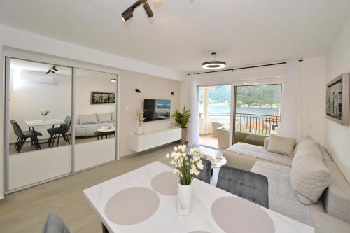 SEA VIEW apartment 2km from the Old Town of Kotor
