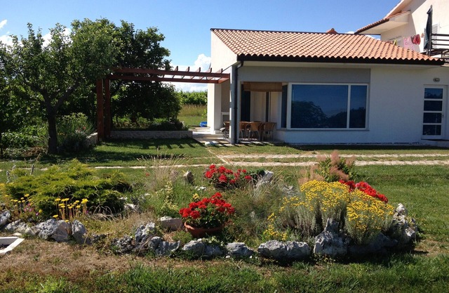 Sea view house with beautiful garden in a quiet area