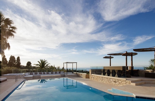 Sea views, sauna, hot tub, mini golf, 2 pools!