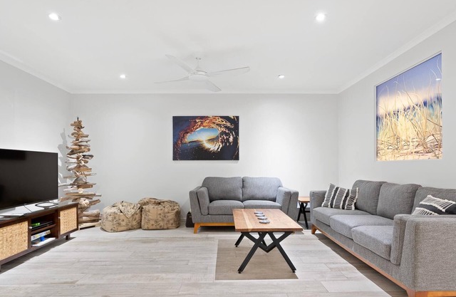 Sea Whisper - Tastefully Furnished Townhouse in Lennox Village