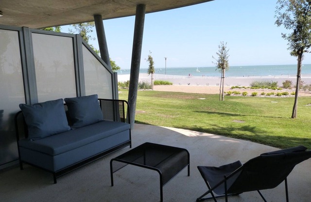 Seafront apartment, 2 bedrooms, pool, parking, pets allowed