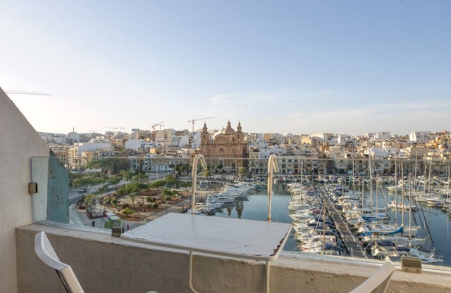 Seafront Apartment-hosted by Sweetstay