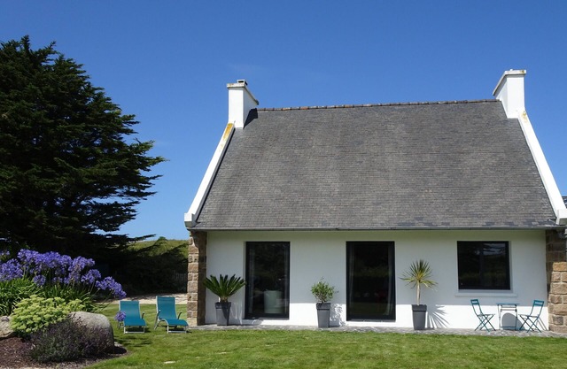 SEAFRONT, DIRECT ACCESS TO SANDY BEACH